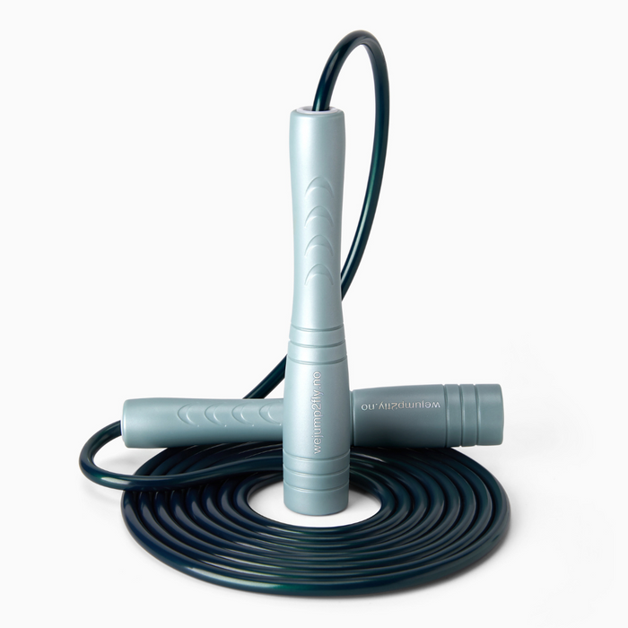 Flow hoppetau i Emerald Green, dyp morkegronn kabel med lysegra handtak