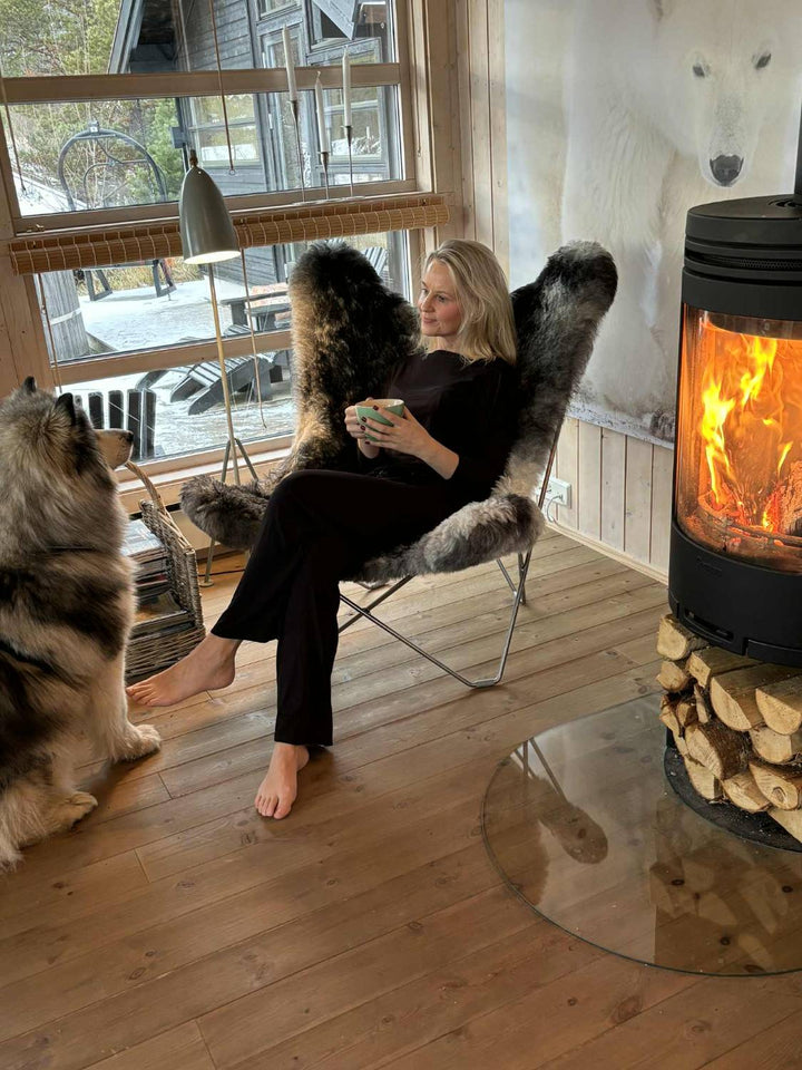 Anne, 169 cm, i lounge sett størrelse XS foran peisen